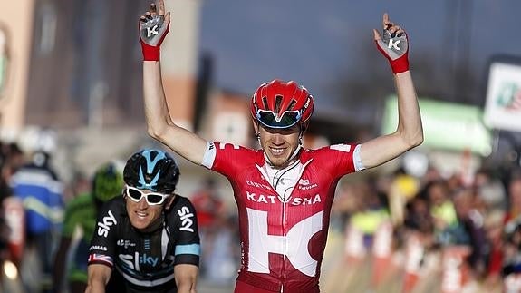 Zakarin celebra su triunfo de etapa. 