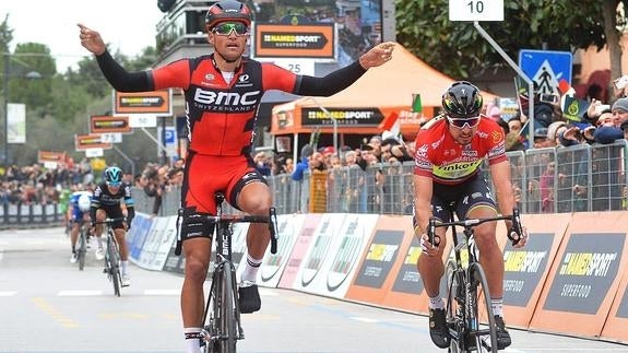 Van Avermaet (i) celebra su triunfo junto a Sagan. 