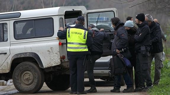Los periodistas, ayer cuando eran arrestados.