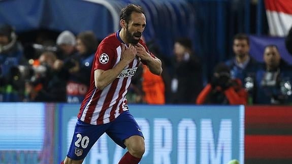 Juanfran, sin camiseta al marcar su penalti. 