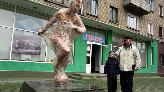 Nikolai Judobin y su nieto, en la entrada del museo. 