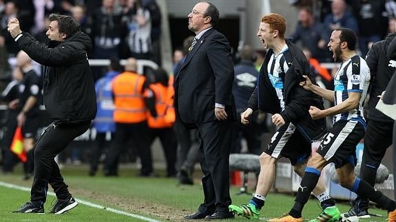 Rafa Benítez (c), en el banquillo del Newcastle. 