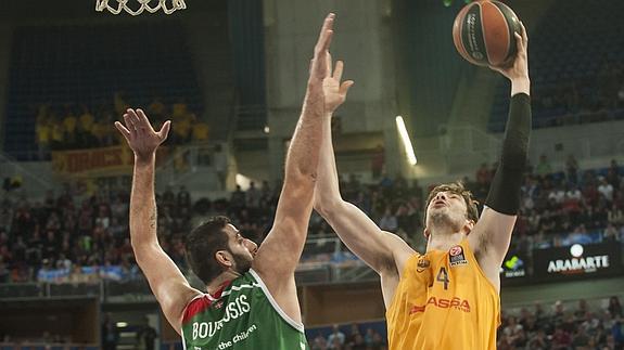 Bourousis (i) trata de taponar un lanzamiento de Tomic.