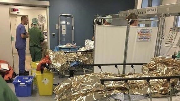 Varios heridos son atendidos en el hospital militar de Neder, cerca del aeropuerto de Zaventem.