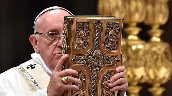 El papa Francisco, durante la Vigilía del Sábado Santo.