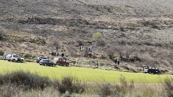 La Guardia Civil y los servicios forenses, en el lugar del suceso.