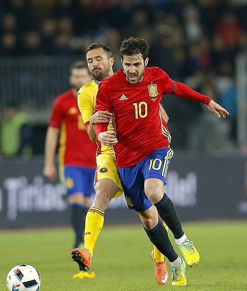 Cesc conduce el balón durante el encuentro ante Rumanía. 