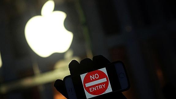 Concentración en apoyo a Apple por negarse a facilitar al FBI el acceso al iPhone de Syed Farook.