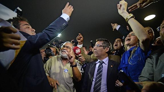 Partidarios y detractores del gobierno de Rousseff se manifiestan ante el Congreso Nacional.