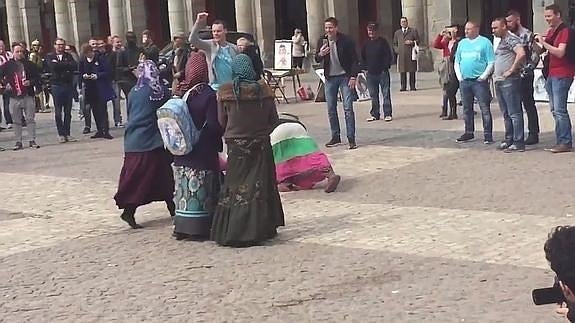 Mendigas humilladas por hinchas del PSV en la Plaza Mayor de Madrid. 