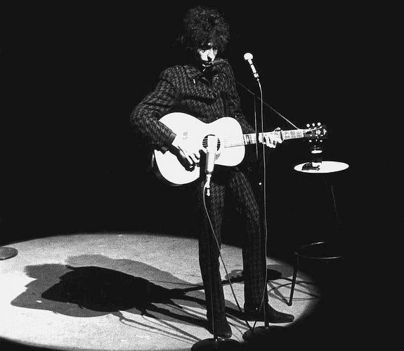 Bob Dylan, en el Teatro Olimpia de París, en 1966