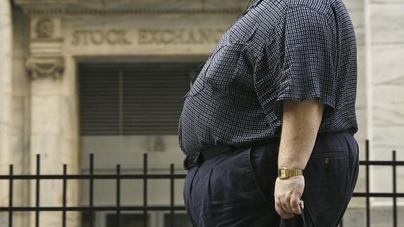 Hombre obeso camina por una calle de Nueva York.