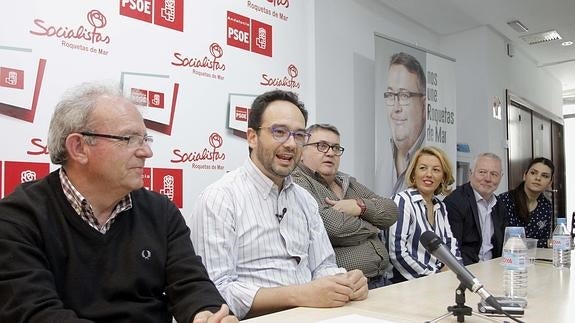 Antonio Hernando, durante el encuentro que ha mantenido con dirigentes de la comarca almeriense de Roquetas de Mar. 