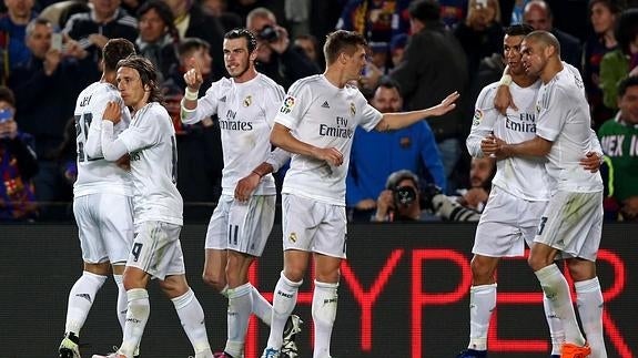 Los jugadores del Real Madrid celebran un gol. 