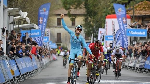 Luis León Sánchez celebra su victoria. 