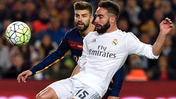Carvajal se dispone a controlar el balón. 