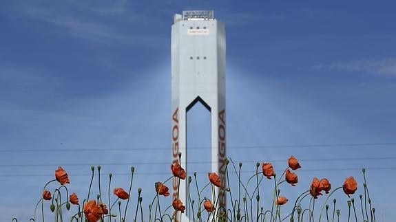 Vista de la torre de la planta solar de Abengoa en Sanlúcar la Mayor (Sevilla). 