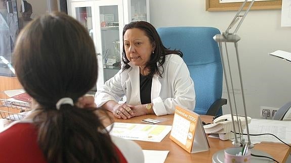 Médico y paciente en una consulta de Atención Primaria.