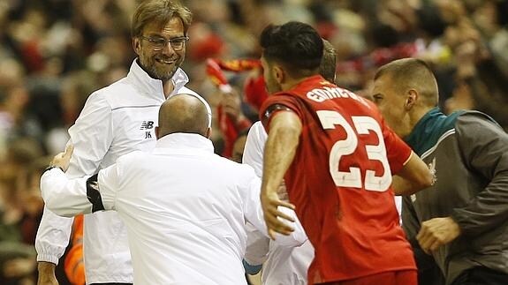 Los jugadores del Liverpool celebran un gol con Klopp. 