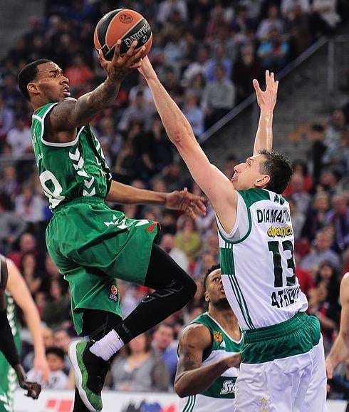 Adams intenta anotar ante Diamantidis. 