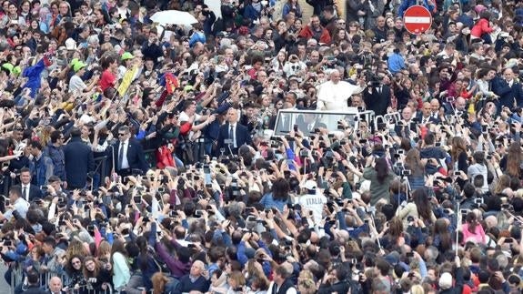 El Papa es recibido por miles de jóvenes en la Plaza de San Pedro.