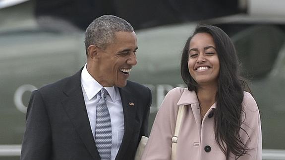 Barack Obama junto a su hija mayor, Malia.