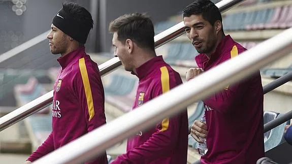 Neymar, Messi y Suárez caminan al entrenamiento. 