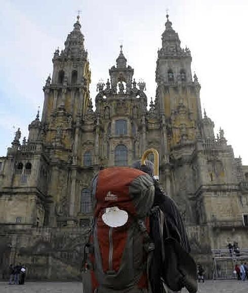 Un peregrino, ante la catedral de Santiago de Compostela. 