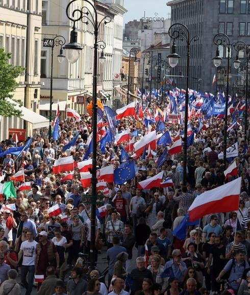 Cientos de miles de manifestantes piden seguir en Europa.