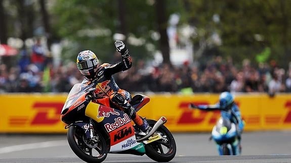 Brad Binder celebra su triunfo en Le Mans. 