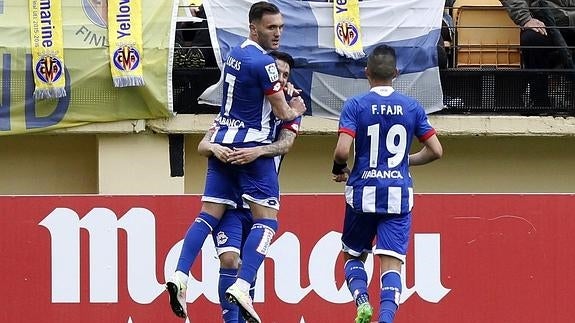 Lucas Pérez (i) celebra un gol del Deportivo de La Coruña. 