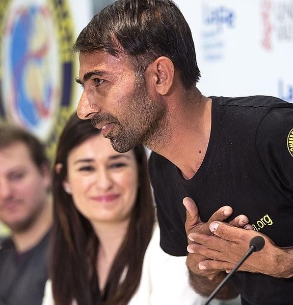 El padre de Osman dando las gracias durante la rueda de prensa ofrecida en Valencia.