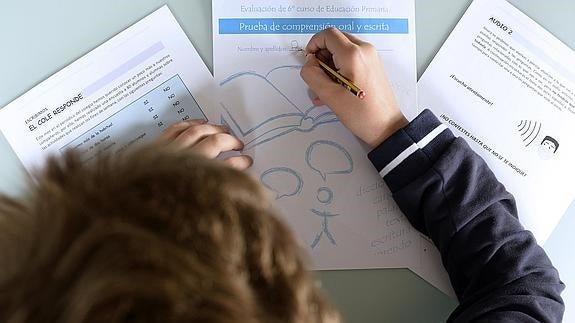 Un niño ensaya la prueba de la Lomce de 6º de Primaria.