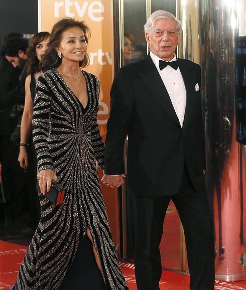 Mario Vargas Llosae Isabel Preysler, en la gala de los Premios Goya 2016. 