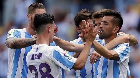 Charles celebra un gol con sus compañeros. 