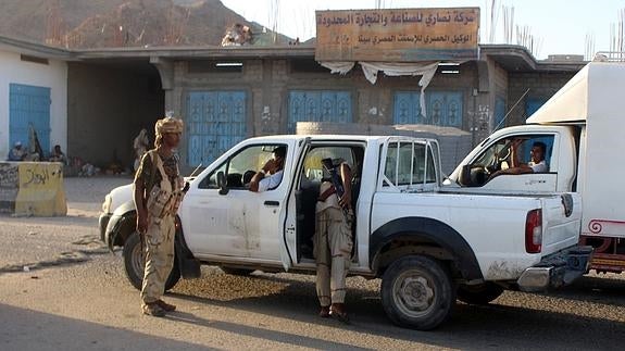 Control militar en el puerto de Mukalla. 