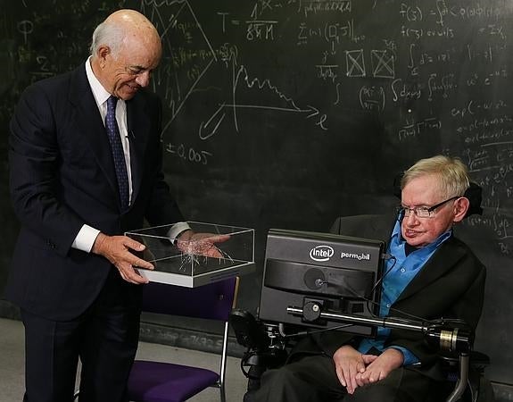 Francisco González entrega el premio a Stephen Hawking.