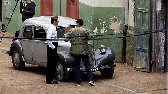 Pitt repasando una de las escenas con el director de 'Allied'. 