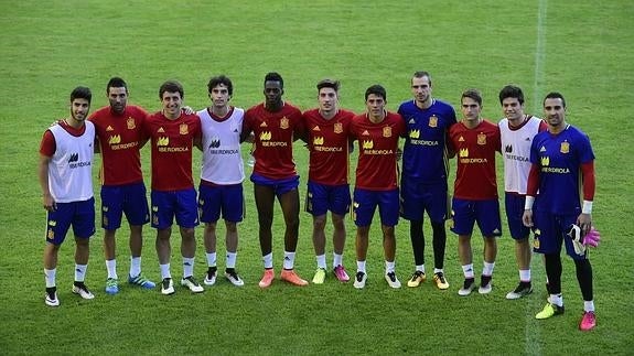 Varios jugadores posan en el campo de entrenamiento. 