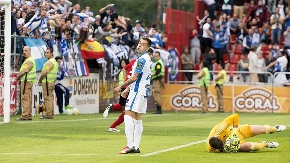 Un jugador del Leganés, lamentándose por una ocasión perdida. 