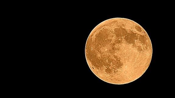 Vista de la luna desde Manassas, Virginia, en EE UU.