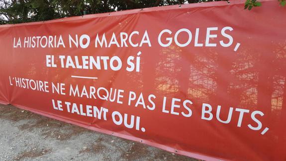 Leyenda en la sede de concentración de España. 