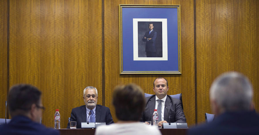 José Antonio Griñán (i) y el presidente de la comisión, Julio Díaz, antes de comparecer por el caso de los cursos de formación. 