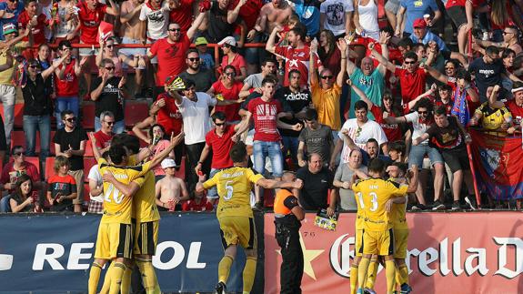 Jugadores del Osasuna, celebrando un gol. 