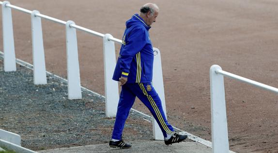 Del Bosque camina al campo de entrenamiento. 