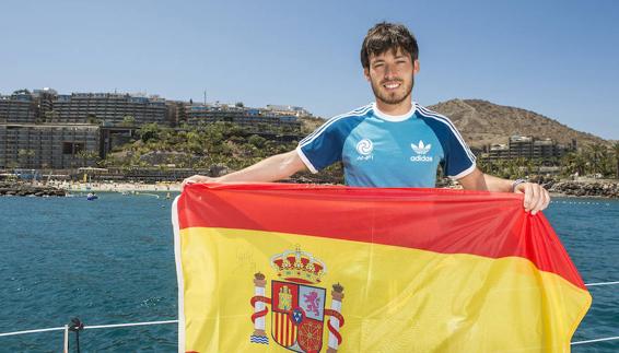 Silva, posando con la bandera de España. 