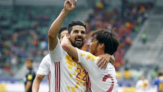 Nolito y Silva celebran un gol.