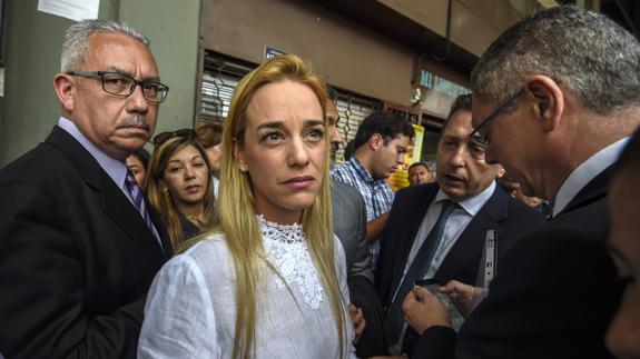 Lilian Tintori, esposa de Leopoldo López, junto a Alberto Ruiz Gallardón. 