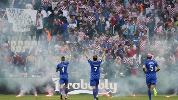 Los jugadores croatas piden calma a los ultras en el partido ante la República Checa.