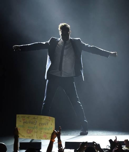 Ricky Martin en una de las primeras actuaciones de su gira One World Tour.